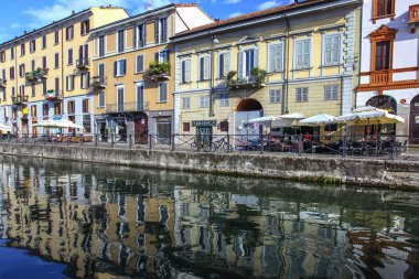 Milan, İtalya - 15 Ağustos 2015: Turist Naviglio Grande kanal suyolu Milan İtalya 