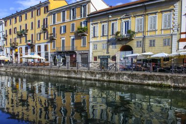 Milan, İtalya - 15 Ağustos 2015: Turist Naviglio Grande kanal suyolu Milan İtalya 