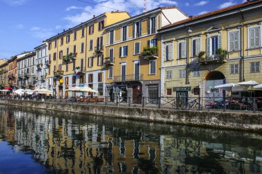 Milan, İtalya - 15 Ağustos 2015: Turist Naviglio Grande kanal suyolu Milan İtalya 