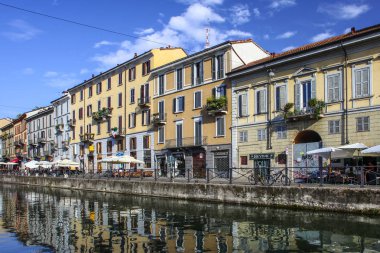 Milan, İtalya - 15 Ağustos 2015: Turist Naviglio Grande kanal suyolu Milan İtalya 