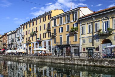 Milan, İtalya - 15 Ağustos 2015: Turist Naviglio Grande kanal suyolu Milan İtalya 