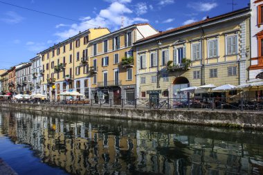 Milan, İtalya - 15 Ağustos 2015: Turist Naviglio Grande kanal suyolu Milan İtalya 