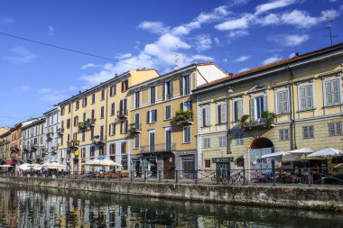 Milan, İtalya - 15 Ağustos 2015: Turist Naviglio Grande kanal suyolu Milan İtalya 