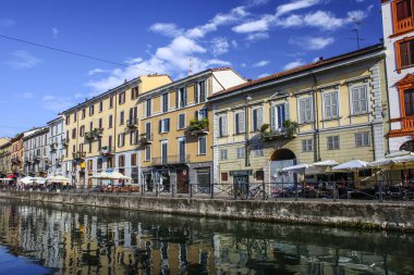 Milan, İtalya - 15 Ağustos 2015: Turist Naviglio Grande kanal suyolu Milan İtalya 