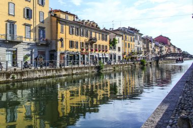 Milan, İtalya - 15 Ağustos 2015: Turist Naviglio Grande kanal suyolu Milan İtalya 