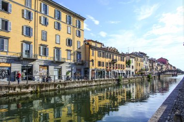 Milan, İtalya - 15 Ağustos 2015: Turist Naviglio Grande kanal suyolu Milan İtalya 