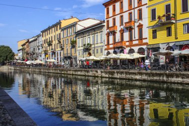 Milan, İtalya - 15 Ağustos 2015: Turist Naviglio Grande kanal suyolu Milan İtalya 