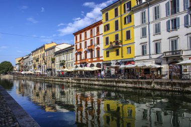 Milan, İtalya - 15 Ağustos 2015: Turist Naviglio Grande kanal suyolu Milan İtalya 