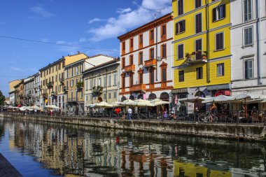 Milan, İtalya - 15 Ağustos 2015: Turist Naviglio Grande kanal suyolu Milan İtalya 