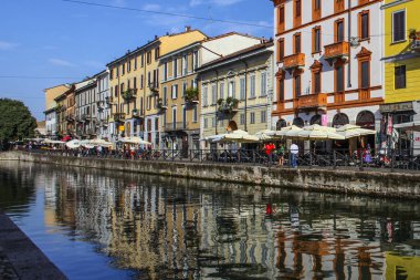 Milan, İtalya - 15 Ağustos 2015: Turist Naviglio Grande kanal suyolu Milan İtalya 