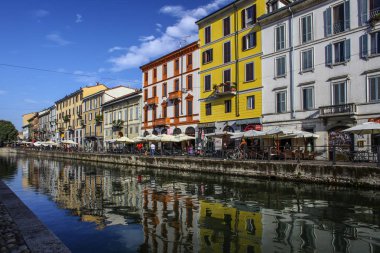 Milan, İtalya - 15 Ağustos 2015: Turist Naviglio Grande kanal suyolu Milan İtalya 