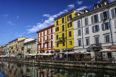 Milan, İtalya - 15 Ağustos 2015: Turist Naviglio Grande kanal suyolu Milan İtalya 