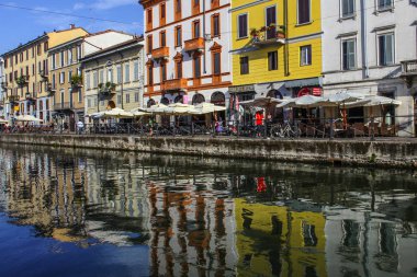 Milan, İtalya - 15 Ağustos 2015: Turist Naviglio Grande kanal suyolu Milan İtalya 