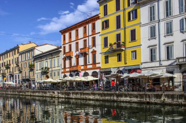 Milan, İtalya - 15 Ağustos 2015: Turist Naviglio Grande kanal suyolu Milan İtalya 