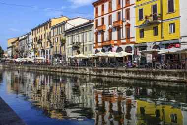 Milan, İtalya - 15 Ağustos 2015: Turist Naviglio Grande kanal suyolu Milan İtalya 