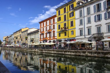Milan, İtalya - 15 Ağustos 2015: Turist Naviglio Grande kanal suyolu Milan İtalya 