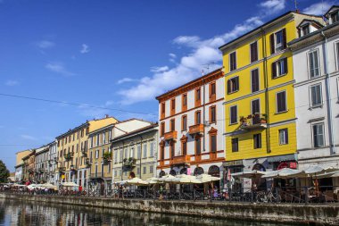 Milan, İtalya - 15 Ağustos 2015: Turist Naviglio Grande kanal suyolu Milan İtalya 