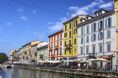 Milan, İtalya - 15 Ağustos 2015: Turist Naviglio Grande kanal suyolu Milan İtalya 