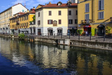 Milan, İtalya - 15 Ağustos 2015: Turist Naviglio Grande kanal suyolu Milan İtalya 