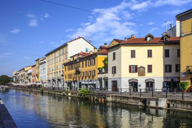 Milan, İtalya - 15 Ağustos 2015: Turist Naviglio Grande kanal suyolu Milan İtalya 