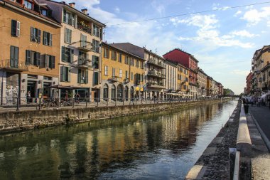 Milan, İtalya - 15 Ağustos 2015: Turist Naviglio Grande kanal suyolu Milan İtalya 