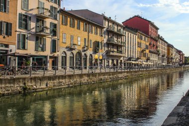 Milan, İtalya - 15 Ağustos 2015: Turist Naviglio Grande kanal suyolu Milan İtalya 