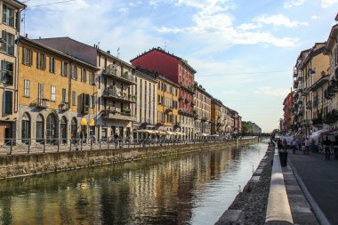 Milan, İtalya - 15 Ağustos 2015: Turist Naviglio Grande kanal suyolu Milan İtalya 