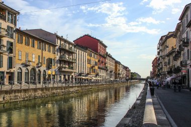 Milan, İtalya - 15 Ağustos 2015: Turist Naviglio Grande kanal suyolu Milan İtalya 