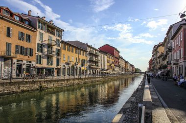 Milan, İtalya - 15 Ağustos 2015: Turist Naviglio Grande kanal suyolu Milan İtalya 