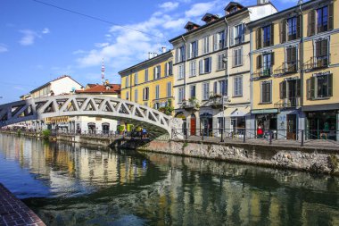 Milan, İtalya - 15 Ağustos 2015: Turist Naviglio Grande kanal suyolu Milan İtalya 
