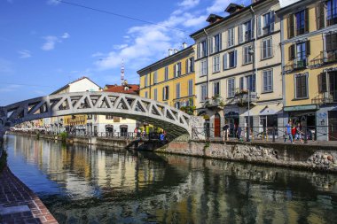 Milan, İtalya - 15 Ağustos 2015: Turist Naviglio Grande kanal suyolu Milan İtalya 