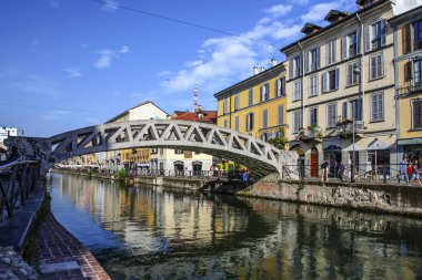 Milan, İtalya - 15 Ağustos 2015: Turist Naviglio Grande kanal suyolu Milan İtalya 
