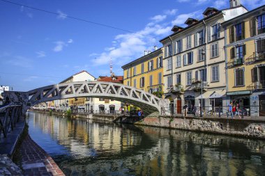 Milan, İtalya - 15 Ağustos 2015: Turist Naviglio Grande kanal suyolu Milan İtalya 