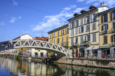 Milan, İtalya - 15 Ağustos 2015: Turist Naviglio Grande kanal suyolu Milan İtalya 