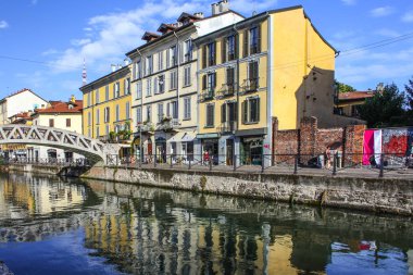 Milan, İtalya - 15 Ağustos 2015: Turist Naviglio Grande kanal suyolu Milan İtalya 