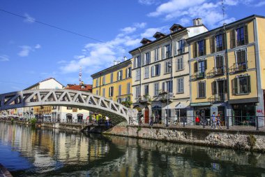Milan, İtalya - 15 Ağustos 2015: Turist Naviglio Grande kanal suyolu Milan İtalya 