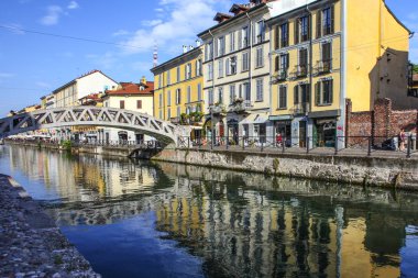 Milan, İtalya - 15 Ağustos 2015: Turist Naviglio Grande kanal suyolu Milan İtalya 