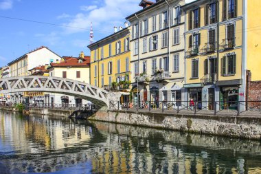 Milan, İtalya - 15 Ağustos 2015: Turist Naviglio Grande kanal suyolu Milan İtalya 