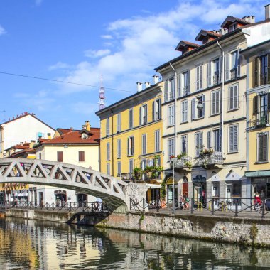 Milan, İtalya - 15 Ağustos 2015: Turist Naviglio Grande kanal suyolu Milan İtalya 