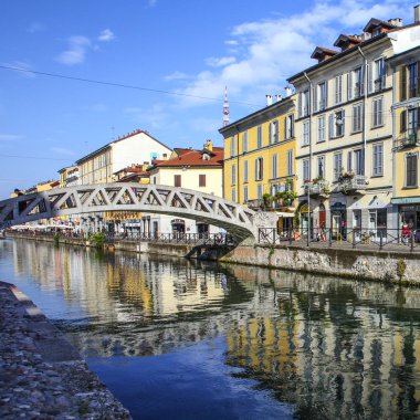 Milan, İtalya - 15 Ağustos 2015: Turist Naviglio Grande kanal suyolu Milan İtalya 