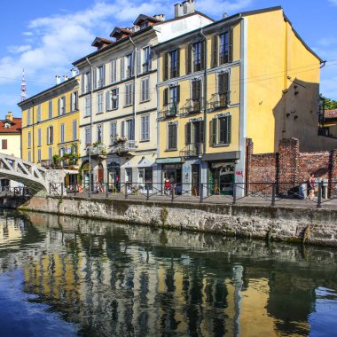 Milan, İtalya - 15 Ağustos 2015: Turist Naviglio Grande kanal suyolu Milan İtalya 