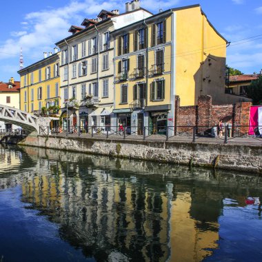 Milan, İtalya - 15 Ağustos 2015: Turist Naviglio Grande kanal suyolu Milan İtalya 