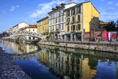 Milan, İtalya - 15 Ağustos 2015: Turist Naviglio Grande kanal suyolu Milan İtalya 