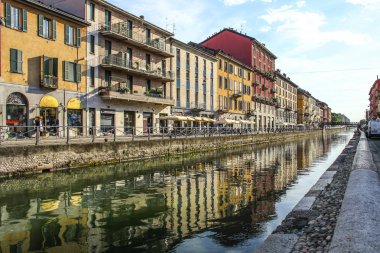 Milan, İtalya - 15 Ağustos 2015: Turist Naviglio Grande kanal suyolu Milan İtalya 