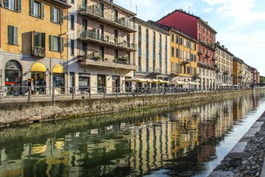 Milan, İtalya - 15 Ağustos 2015: Turist Naviglio Grande kanal suyolu Milan İtalya 