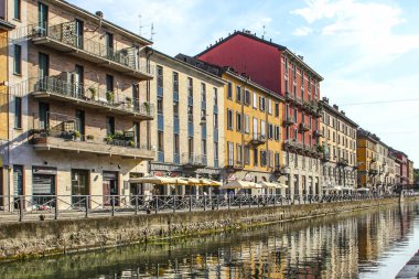 Milan, İtalya - 15 Ağustos 2015: Turist Naviglio Grande kanal suyolu Milan İtalya 