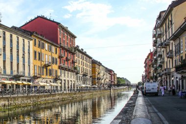 Milan, İtalya - 15 Ağustos 2015: Turist Naviglio Grande kanal suyolu Milan İtalya 