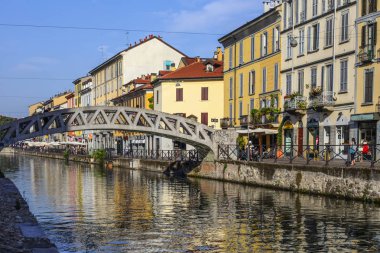 Milan, İtalya - 15 Ağustos 2015: Turist Naviglio Grande kanal suyolu Milan İtalya 