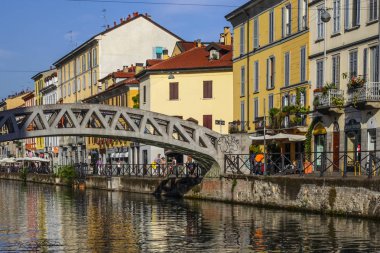 Milan, İtalya - 15 Ağustos 2015: Turist Naviglio Grande kanal suyolu Milan İtalya 