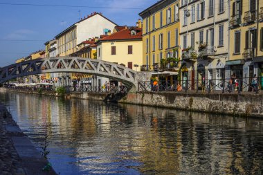 Milan, İtalya - 15 Ağustos 2015: Turist Naviglio Grande kanal suyolu Milan İtalya 